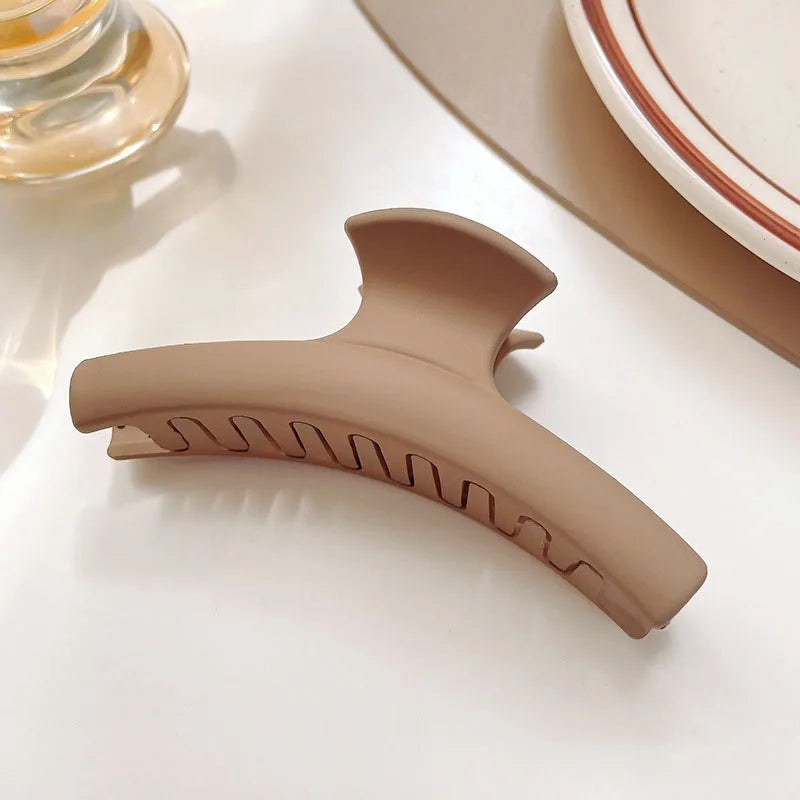 Elegant beige floral geometric hair claw clip on a light background, perfect for stylish hairstyles.