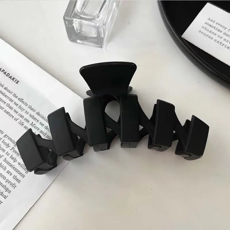Elegant Black Geometric Hair Claw Clip for Women Long Hair Plastic Toothed Fashion Accessory