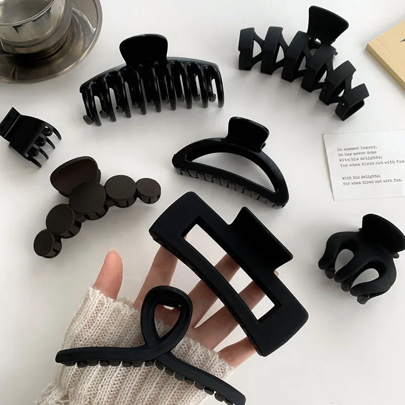 Elegant Black Geometric Hair Claw Clip for Women Long Hair Plastic Toothed Fashion Accessory
